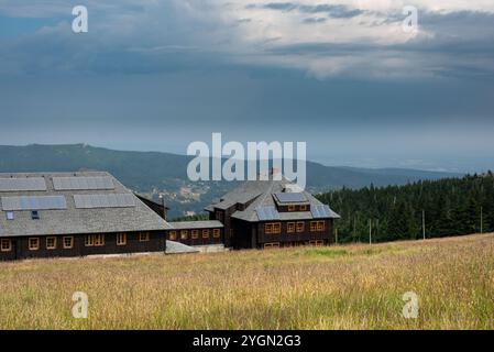 Die Berghütte auf dem Gipfel der Szrenica in der Karkonosze bietet einen gemütlichen Rückzugsort mit atemberaubendem Blick auf die Berge Stockfoto