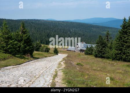 Die Berghütte auf dem Gipfel der Szrenica in der Karkonosze bietet einen gemütlichen Rückzugsort mit atemberaubendem Blick auf die Berge Stockfoto