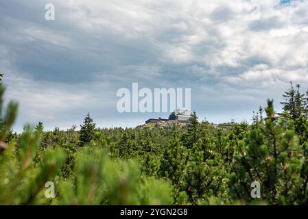 Die Berghütte auf dem Gipfel der Szrenica in der Karkonosze bietet einen gemütlichen Rückzugsort mit atemberaubendem Blick auf die Berge Stockfoto