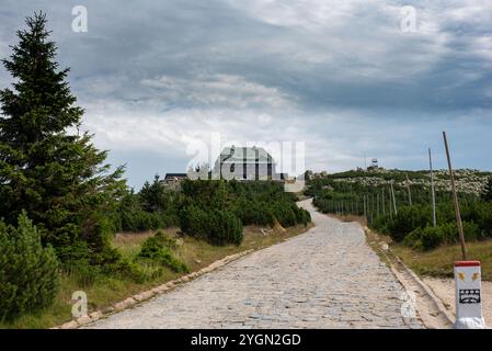 Die Berghütte auf dem Gipfel der Szrenica in der Karkonosze bietet einen gemütlichen Rückzugsort mit atemberaubendem Blick auf die Berge Stockfoto