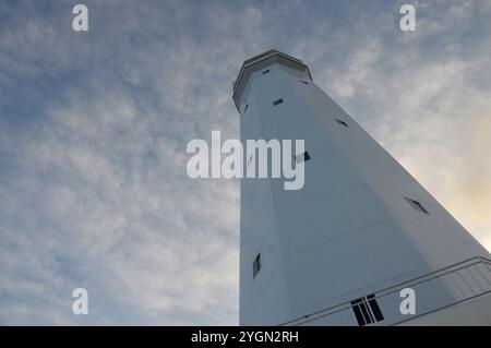 Der weiße Turm des Leuchtturms Tanjung Batu Tarakan - Indonesien Stockfoto