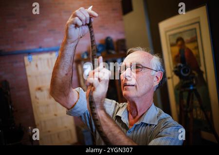 Fremont, Usa. November 2024. David Kiehn, Präsident des Museums, sieht sich den alten Outtake-Film im Niles Essanay Silent Film Museum in Fremont, Kalifornien, am 7. September 2024 an. (Foto: Shae Hammond/Bay Area News Group/TNS/SIPA USA) Credit: SIPA USA/Alamy Live News Stockfoto
