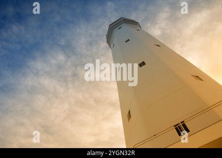 Der weiße Turm des Leuchtturms Tanjung Batu Tarakan - Indonesien Stockfoto