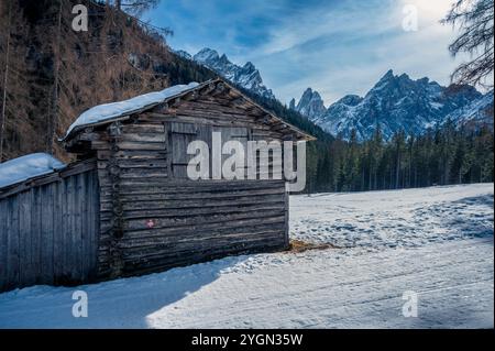 Dolomiten im Winter. Val Fiscalina, zwischen Gipfeln, Lärchenwäldern, Pinien und warmen Hütten. Stockfoto