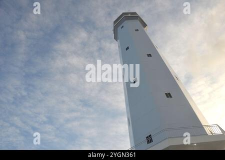 Der weiße Turm des Leuchtturms Tanjung Batu Tarakan - Indonesien Stockfoto