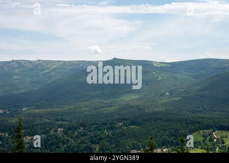 Der Blick vom Wysoki Kamien Gipfel auf 1058 m im Isergebirge offenbart atemberaubende Landschaften mit sanften Hügeln. Stockfoto