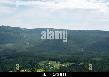 Der Blick vom Wysoki Kamien Gipfel auf 1058 m im Isergebirge offenbart atemberaubende Landschaften mit sanften Hügeln. Stockfoto