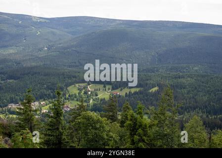 Der Blick vom Wysoki Kamien Gipfel auf 1058 m im Isergebirge offenbart atemberaubende Landschaften mit sanften Hügeln. Stockfoto