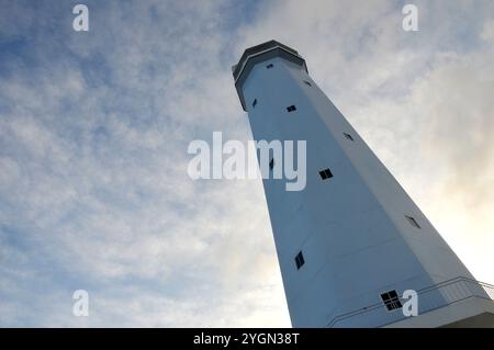 Der weiße Turm des Leuchtturms Tanjung Batu Tarakan - Indonesien Stockfoto