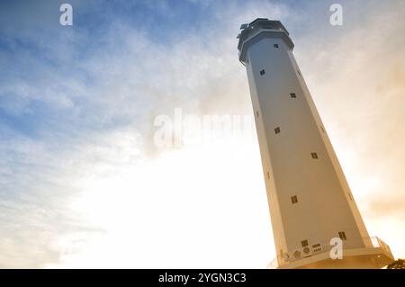 Der weiße Turm des Leuchtturms Tanjung Batu Tarakan - Indonesien Stockfoto