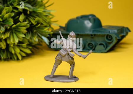 Deutscher Spielzeugsoldat wirft Stabgranate auf Panzer Stockfoto