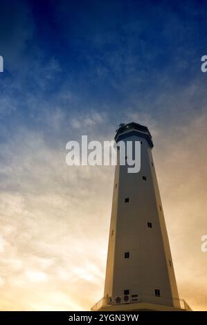 Der weiße Turm des Leuchtturms Tanjung Batu Tarakan - Indonesien Stockfoto