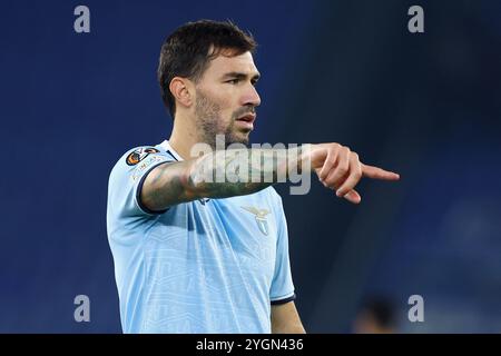 Rom, Italien. November 2024. Alessio Romagnoli von Latium Gesten während der UEFA Europa League, Ligaparena, des 4. Spieltags des Fußballspiels zwischen SS Lazi Stockfoto