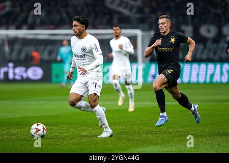 Frankfurt Am Main, Deutschland. November 2024. Omar Marmoush (Eintracht Frankfurt, #07) am Ball, dahinter Tomas Holes (SK Slavia Prag #03) GER, Eintracht Frankfurt gegen SK Slavia Prag, Fussball, UEFA Europa League, 4. Spieltag, Spielzeit 2024/25, 07.11.2024. Foto: Eibner-Pressefoto/Florian Wiegand Credit: dpa/Alamy Live News Stockfoto