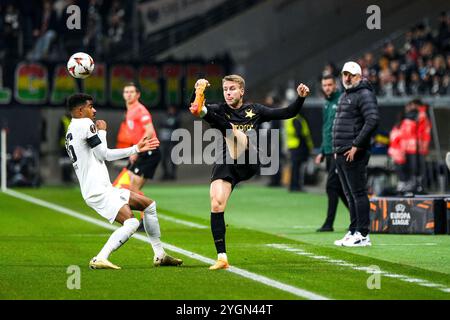 Frankfurt Am Main, Deutschland. November 2024. Omar Marmoush (Eintracht Frankfurt, #07) am Ball, dahinter Tomas Holes (SK Slavia Prag #03) GER, Eintracht Frankfurt gegen SK Slavia Prag, Fussball, UEFA Europa League, 4. Spieltag, Spielzeit 2024/25, 07.11.2024. Foto: Eibner-Pressefoto/Florian Wiegand Credit: dpa/Alamy Live News Stockfoto