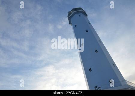 Der weiße Turm des Leuchtturms Tanjung Batu Tarakan - Indonesien Stockfoto