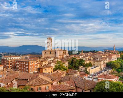 Historisches Zentrum von Perugia mit St. Dominic Basilica, St. Peter Glockenturm und Umbrien Landschaft Stockfoto