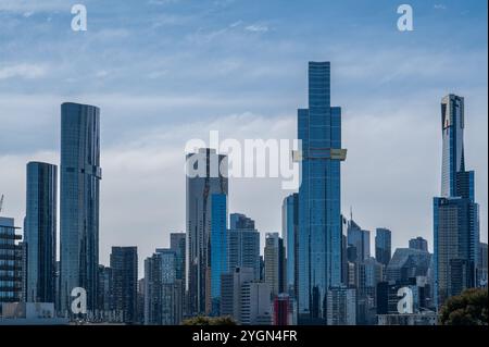 26.10.2024, Melbourne, Victoria, Australien - Blick vom Shrine of Remembrance auf die Skyline von Melbourne CBD mit seinen modernen Wolkenkratzern. Stockfoto