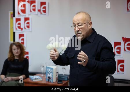 IVANO-FANKIVSK, UKRAINE – 5. NOVEMBER 2024 – der ukrainische Schriftsteller, Essayist und Dichter Stepan Protsiuk präsentiert sein Buch Meister. Ein Roman über Jewhen Tschykalenko, Iwano-Frankiwsk, Westukraine. Stockfoto