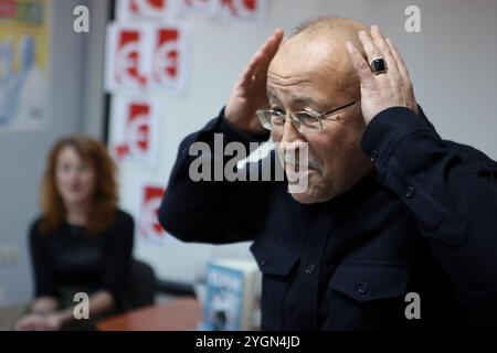 IVANO-FANKIVSK, UKRAINE – 5. NOVEMBER 2024 – der ukrainische Schriftsteller, Essayist und Dichter Stepan Protsiuk präsentiert sein Buch Meister. Ein Roman über Jewhen Tschykalenko, Iwano-Frankiwsk, Westukraine. Stockfoto