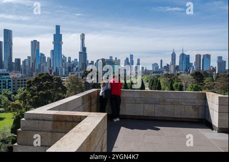 26.10.2024, Melbourne, Victoria, Australien - erhöhter Blick vom Shrine of Remembrance auf die Skyline von Melbourne CBD. Stockfoto