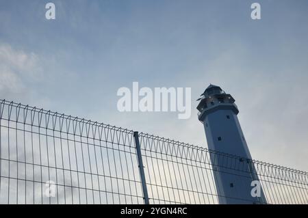 Der weiße Turm des Leuchtturms Tanjung Batu Tarakan - Indonesien Stockfoto