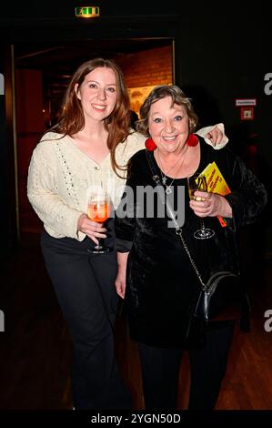 Angelika Mann mit Tochter Ulrike Weidemüller bei der musikalisch-satirischen Buchpremiere Ostsüppchen bleibt Ostsüppchen 3,0 mit Dagmar Gelbke und Gästen in der Wabe. Berlin, 06.11.2024 *** Angelika Mann mit Tochter Ulrike Weidemüller bei der musikalischen satirischen Buchpremiere Ostsüppchen bleibt Ostsüppchen 3 0 mit Dagmar Gelbke und Gästen bei Wabe Berlin, 06 11 2024 Foto:XM.xWehnertx/xFuturexImagex gelbke 4166 Stockfoto