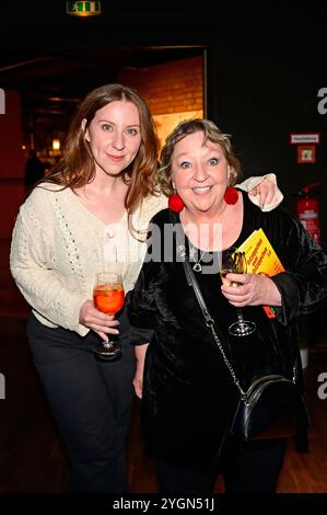 Angelika Mann mit Tochter Ulrike Weidemüller bei der musikalisch-satirischen Buchpremiere Ostsüppchen bleibt Ostsüppchen 3,0 mit Dagmar Gelbke und Gästen in der Wabe. Berlin, 06.11.2024 *** Angelika Mann mit Tochter Ulrike Weidemüller bei der musikalischen satirischen Buchpremiere Ostsüppchen bleibt Ostsüppchen 3 0 mit Dagmar Gelbke und Gästen bei Wabe Berlin, 06 11 2024 Foto:XM.xWehnertx/xFuturexImagex gelbke 4167 Stockfoto