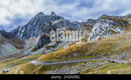 Aus der Vogelperspektive der Straße zum Grenzpass Great Sankt Bernhard (Col du Grand Saint-Bernard), Tal Aostatal, Region Vallee d'Aoste, Wallis Alps, Schweiz Stockfoto