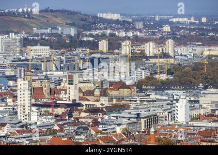 Hauptbahnhof mit Baustelle Stuttgart 21, Stadtzentrum mit Stiftskirche, Rathausturm, altes Schloss und Schlossplatz. Dahinter steckt der Stockfoto