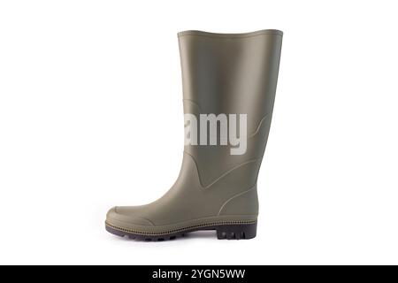 Einzelner hoher Gummistiefel, olivgrün, strukturierte Sohle, einfaches und funktionales Design, ideal für Gartenarbeit, Landwirtschaft, nasse Bedingungen, Regenstiefel, wellington Stockfoto