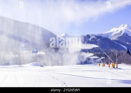 Bansko, Bulgarien, 28. Januar 2021: Bulgarisches Winterskigebiet Panorama mit Gondelbahnen, Blick auf die Berggipfel Pirins und Piste, Europa Stockfoto