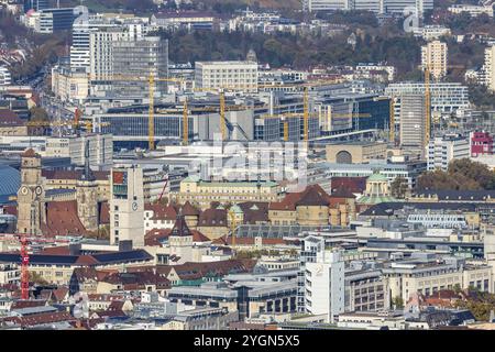 Hauptbahnhof mit Baustelle Stuttgart 21, Stadtzentrum mit Stiftskirche, Rathausturm, altes Schloss und Schlossplatz. Dahinter steckt der Stockfoto