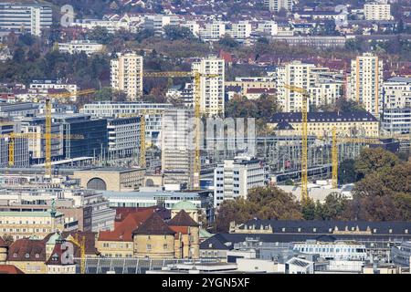 Hauptbahnhof mit Baustelle Stuttgart 21, Stadtzentrum mit Stiftskirche, Rathausturm, altes Schloss und Schlossplatz. Dahinter steckt der Stockfoto