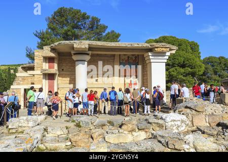 Knossos, Griechenland, 27. April 2019: Besucher besuchen das Wahrzeichen Kretas, Ruinen des minoischen Palastes, Europa Stockfoto