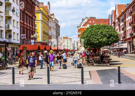 Breslau, Polen, 21. Juni 2019: Stände mit traditionellen Waren in der Nähe des Marktplatzes, farbenfrohe Häuser und Menschen, Europa Stockfoto