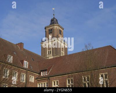 Historisches Backsteingebäude mit dem imposanten Kirchturm unter blauem Himmel, coesfeld, münsterland, deutschland Stockfoto