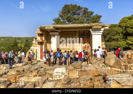 Knossos, Griechenland, 27. April 2019: Besucher besuchen das Wahrzeichen Kretas, Ruinen des minoischen Palastes, Europa Stockfoto