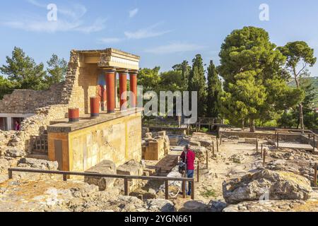 Knossos, Griechenland, 27. April 2019: Besucher besuchen das Wahrzeichen Kretas, Ruinen des minoischen Palastes, Europa Stockfoto