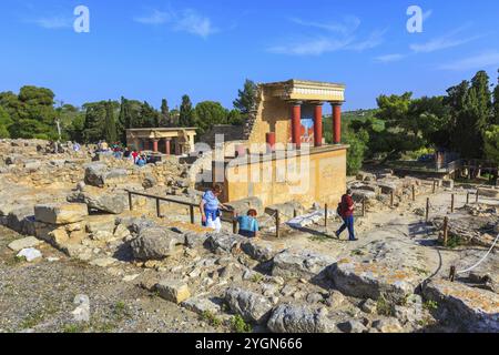 Knossos, Griechenland, 27. April 2019: Besucher besuchen das Wahrzeichen Kretas, Ruinen des minoischen Palastes, Europa Stockfoto