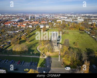 Die Bismarcksäule in Dresden-Raecknitz ist ein 23 Meter hohes Bismarckdenkmal, das heute als Aussichtsturm genutzt wird, Luftsicht, Dresden, Sachsen Stockfoto