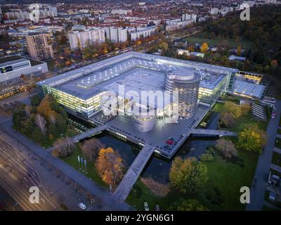 Durchsichtiges VW-Werk am Abend, Luftansicht, Dresden, Sachsen, Deutschland, Europa Stockfoto