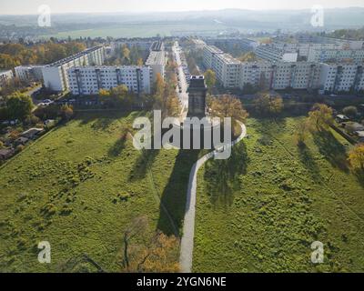 Die Bismarcksäule in Dresden-Raecknitz ist ein 23 Meter hohes Bismarckdenkmal, das heute als Aussichtsturm genutzt wird, Luftsicht, Dresden, Sachsen Stockfoto