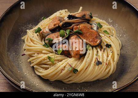 Spaghetti mit Muscheln, ohne Schale, Nudeln mit geschälten Muscheln, in Carbonara-Sauce, Mikrogrün, selbstgemacht, keine Leute Stockfoto