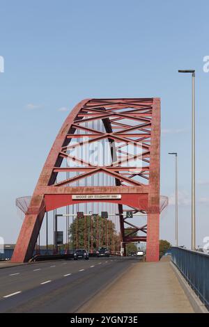 Solidaritätsbrücke, Straßenbrücke zwischen Rheinhausen und Duisburg-Hochfeld, Bogenbrücke von 1934, Duisburg, Nordrhein-Westfalen, Deutschland, Europa Stockfoto
