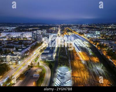 Dresden Hauptbahnhof mit Teflondach am Wiener Platz bei Nacht, Dresden Luftaufnahme bei Nacht, Dresden, Sachsen, Deutschland, Europa Stockfoto