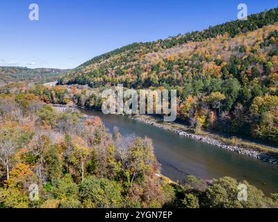 Aus der Vogelperspektive der herbstlichen Farben rund um den weißen Fluss in der kleinen Stadt royalton in vermont, usa Stockfoto