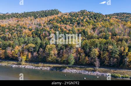 Aus der Vogelperspektive der herbstlichen Farben rund um den weißen Fluss in der kleinen Stadt royalton in vermont, usa Stockfoto