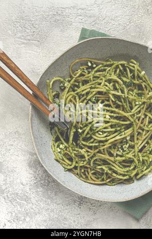 Spaghetti mit Pesto-Sauce, hausgemacht, keine Leute Stockfoto