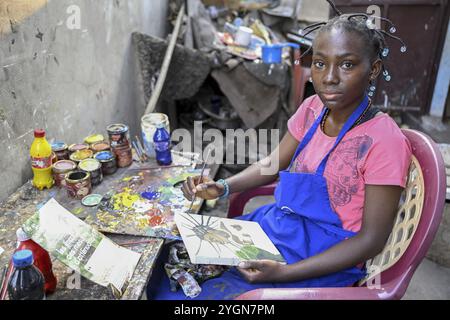 Junger Künstler in einer Galerie, Brazzaville, Republik Kongo Stockfoto